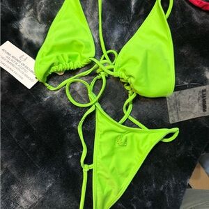 Minimale Animale Neon Green One Piece